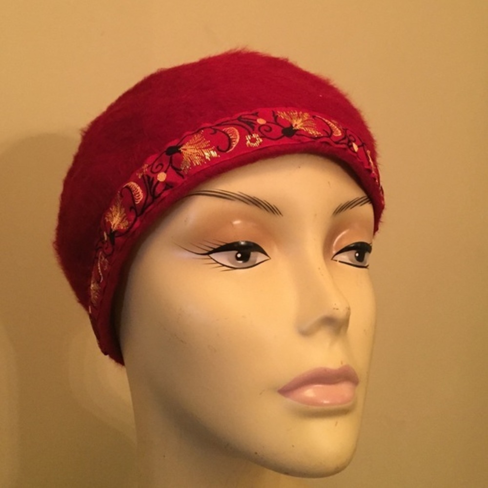 SMALL HEADS!! RED HAT W/BLK GOLD TRIM - Picture 1 of 4